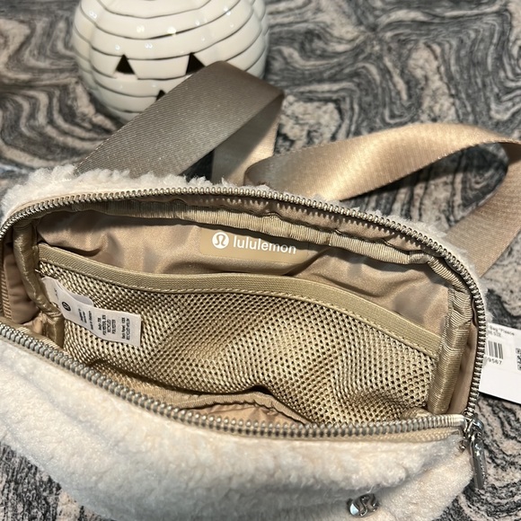 🤍 Ivory / Trench Everywhere Fleece Belt Bag 🤍 - Picture 14 of 14